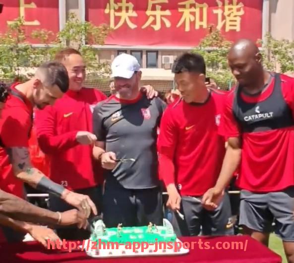 江南体育APP下载-PES2017中英超球队图标设计及细节对比解析